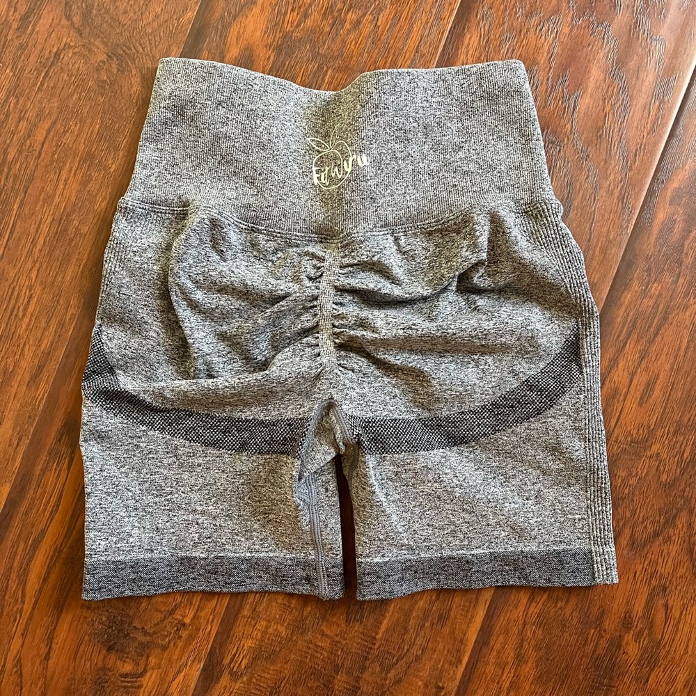 Fitwirii scrunch shorts